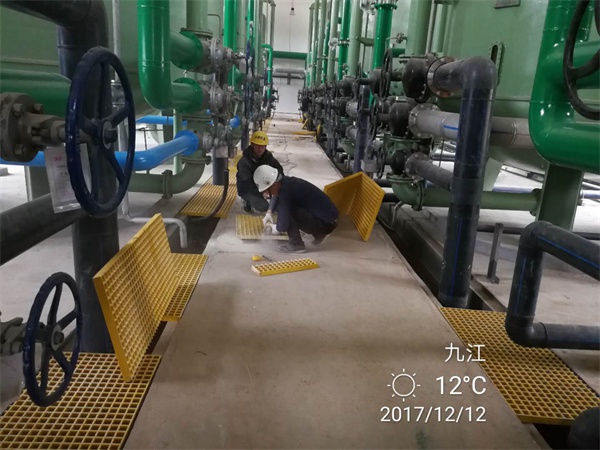 玻璃鋼格柵生產(chǎn)車(chē)間及產(chǎn)品