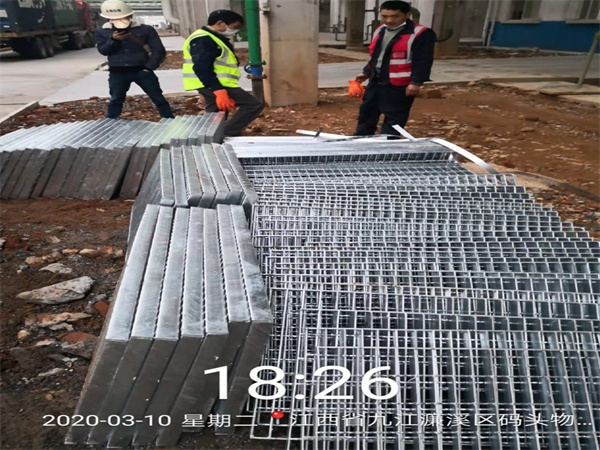 玻璃鋼格柵生產(chǎn)車(chē)間及產(chǎn)品